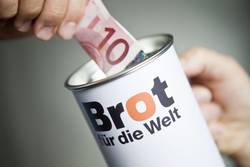 Spendendose in die Geld gesteckt wird