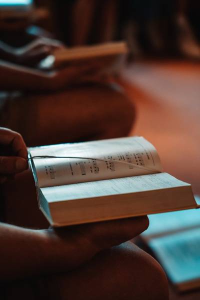 Gesangsbuch in der Kirche